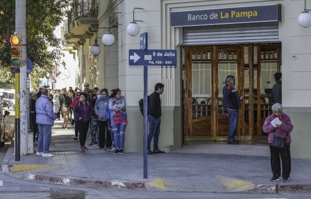 En La Pampa, el banco provincial recibi&oacute; una nutrida cantidad de clientes en la reapertura de la sucursar tras decretarse la cuarentena &nbsp;