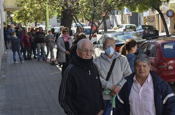 Bah&iacute;a Blanca: un jubilado con barbijo fue a cobras sus haberes en el primer d&iacute;a de atenci&oacute;n desde que se decret&oacute; la cuarentena &nbsp;