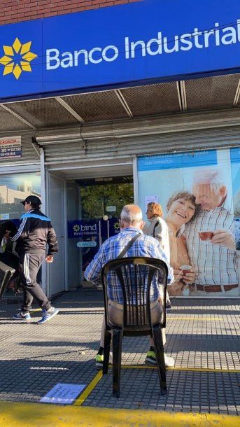 Otra postal de la organización del pago a los jubilados este sábado
