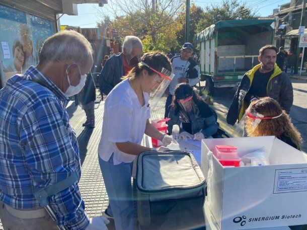 Se realizó una campaña de vacunación antigripal a jubilados en inmediaciones de los bancos 