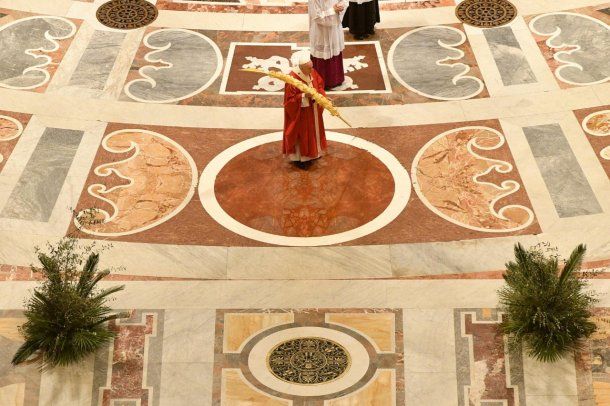 El papa Francisco en una Basílica de San Pedro semivacía