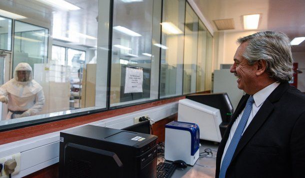 Alberto Fernández visitó el Instituto Malbrán, donde se logró identificar el ARN del coronavirus Covid 19 que afecta al país