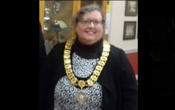 La alcaldesa Sheila Oakes pidió disculpas por decir que Boris Johnson "se merece completamente" tener coronavirus