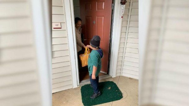 Usó sus ahorros para compar comida para ancianos en medio del aislamiento por el coronavirus - Gentileza: CNN