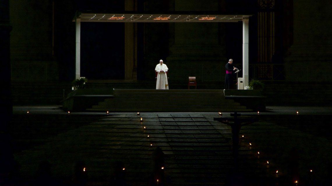 El Papa Francisco celebra las ceremonias del Viernes Santo ante una Basílica de San Pedro y una plaza vacía