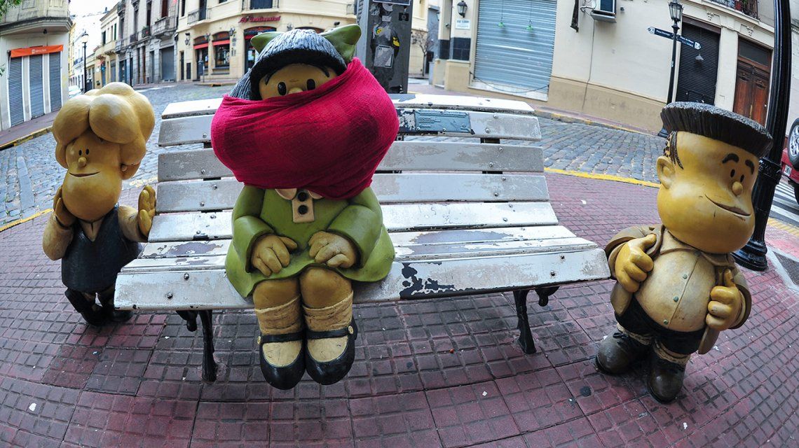 Varias estatuas de la Ciudad amanecieron con tapabocas para fomentar su uso