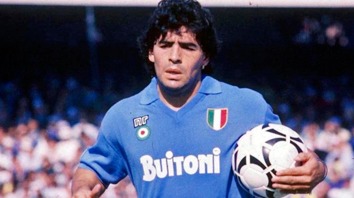 Una camiseta que usó Maradona en Napoli será subastada para lucha contra el coronavirus