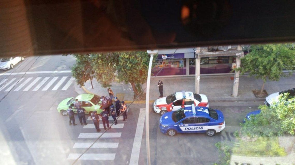 Córdoba: una mujer se metió en el baúl de un remisse para ir a ver a su novio en cuarentena