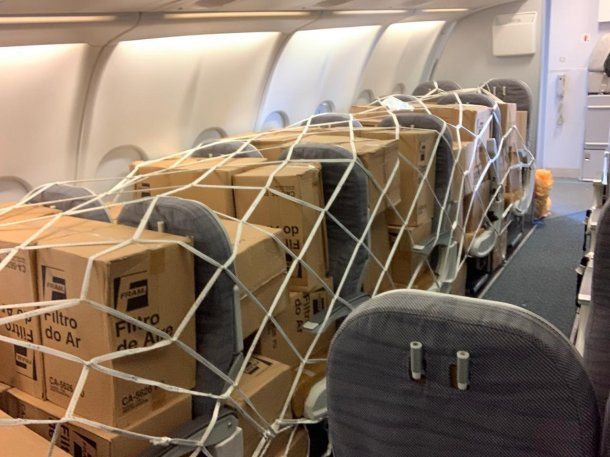 El avión de Aerolíneas Argentinas lleva y trae carga en el espacio destinado a pasajeros: volverá con insumos para luchar contra el coronavirus