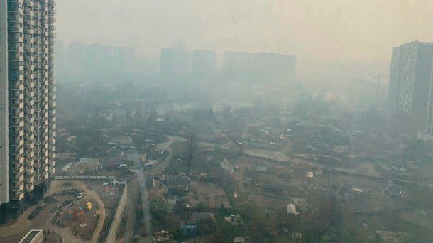 Kiev, capital de Ucrania, cubierta de humo por el incendio de Chernobyl