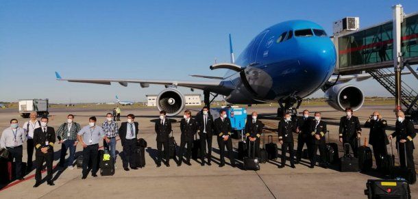 Tripulación del segundo vuelo de Aerolíneas Argentinas que partió este viernes rumbo a China