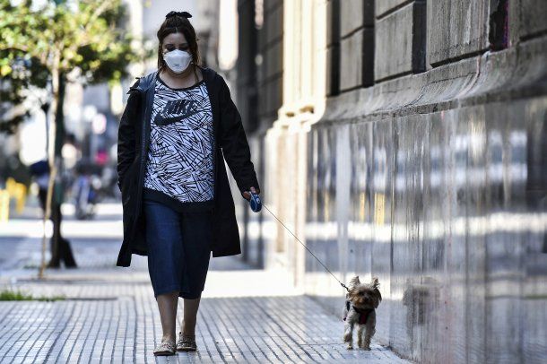 Con una campera liviana basta para salir a darle un breve paseo al perro en inmediaciones del hogar 