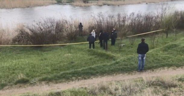 La policía encontró los restos de la mujer junto a una masa de agua