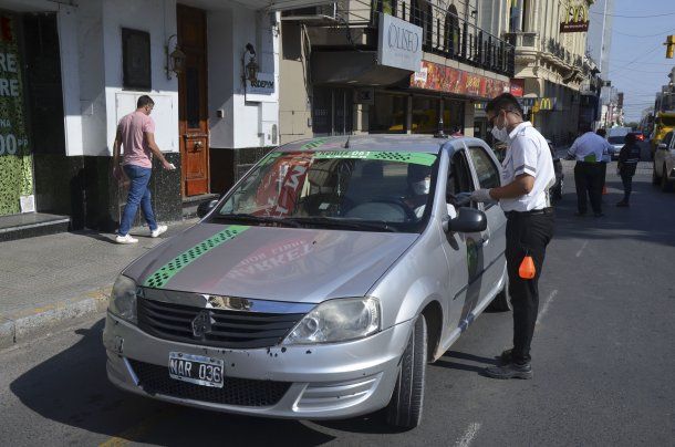 Un taxi de Entre Ríos es controlado en el centro de Paraná: en esa provincia del litoral no hay circulación de coronavirus y volverán dos actividades en el marco de la <a href=