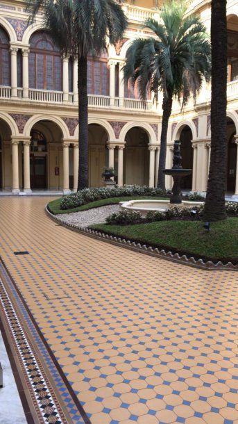 Patio de las Palmeras de una Casa Rosada desolada mientras se llevaba a cabo la reunión encabezada por Santiago Cafiero: sigue la cuarentena administrada y algunos rubros se reactivan en varias provincias