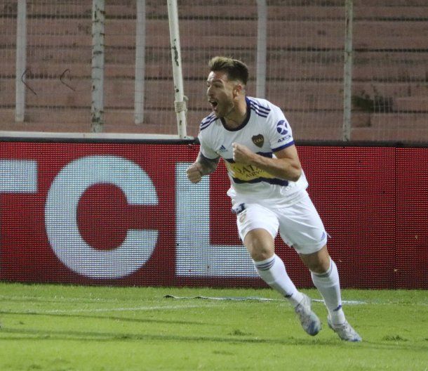 Julio Buffarini marca uno de los últimos goles de la Copa de la Superliga Argentina de Fútbol que se suspendió por el avance del coronavirus