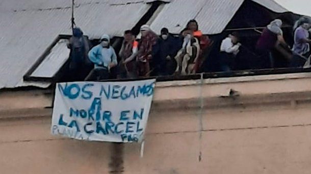 Penal de Devoto: la bandera colocada por los presos en medio del motín con la leyenda
