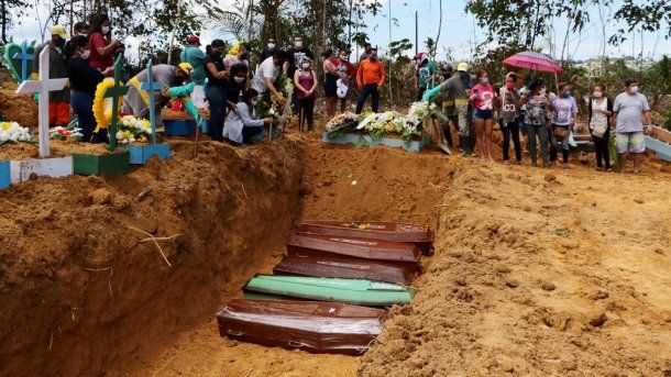 Fosas comunes en Manaos, Brasil, para sepultar a víctimas de coronavirus Covid-19  