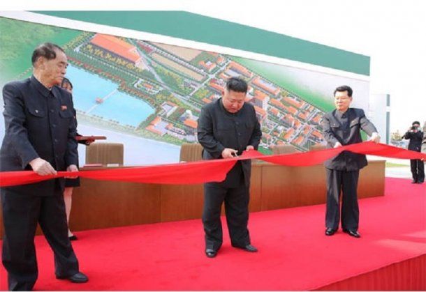 Kim Jong-un cortó la cinta con la que inauguró una planta industrial en su reaparición pública