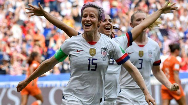 Las mujeres de Estados Unidos son tetracampeonas mundiales de fútbol femenino, pero ganan menos que los hombres 