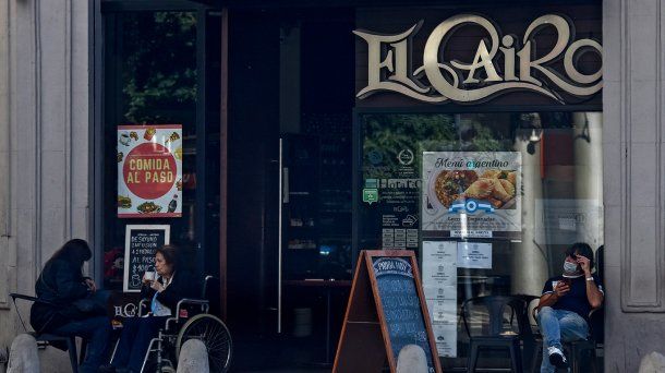 El mítico bar "El Cairo", del que era parroquiano Roberto Fontanarrosa, dejará el take away y bajará las sillas de las mesas en la etapa de distanciamiento social