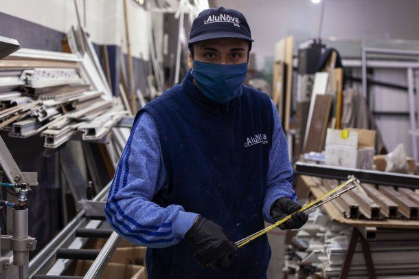 Con estricto protocolo, algunas pymes pudieron reabrir sus plantas tras la cuarentena estricta de marzo: por el parate, hubo varias que acudieron a préstamos para pagar los salarios