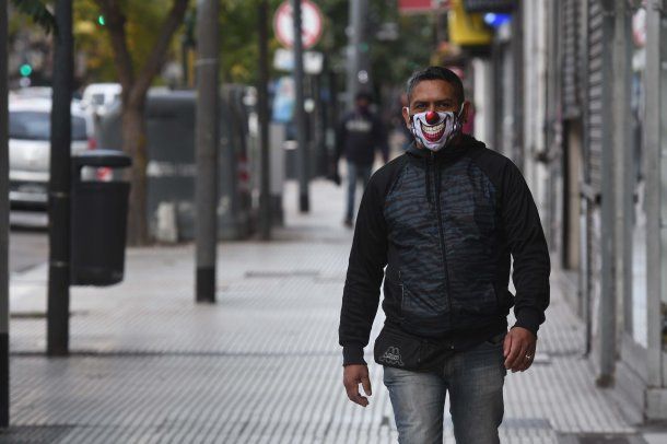 En el marco del aislamiento social, preventivo y obligatorio en la Ciudad, la circulación para trabajadores esenciales o para quienes realicen compras para abastecerse debe realizarse con tapaboca 