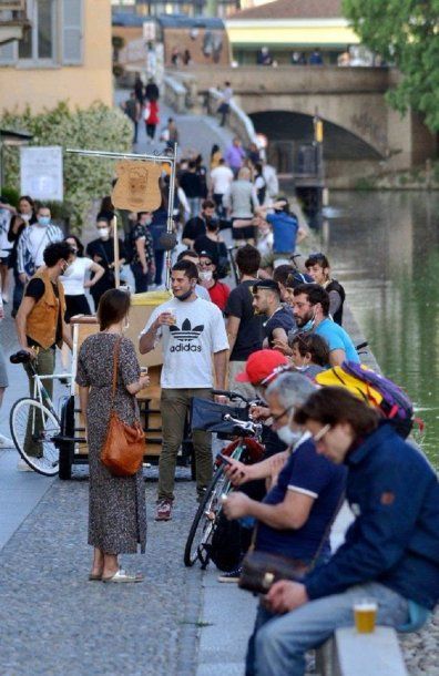 Cientos de personas salieron a tomar el tradicional vermú sin barbijo y sin cumplir la distancia social: el alcalde de Milán amenazó con reimplementra una rígida cuarentena