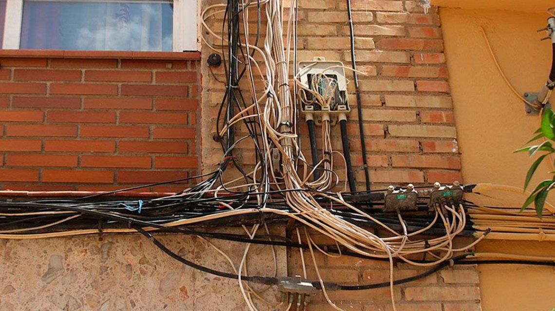Le cortaron el cable de Internet a la maestra porque les daba mucha tarea Le cortaron el cable de Internet a la maestra porque les daba mucha tarea