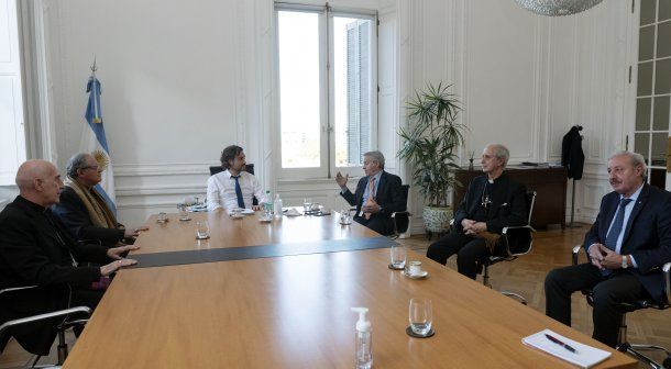 Santiago Cafiero junto a Felipe Solá y las máximas autoridades de la Conferencia Episcopal Argentina