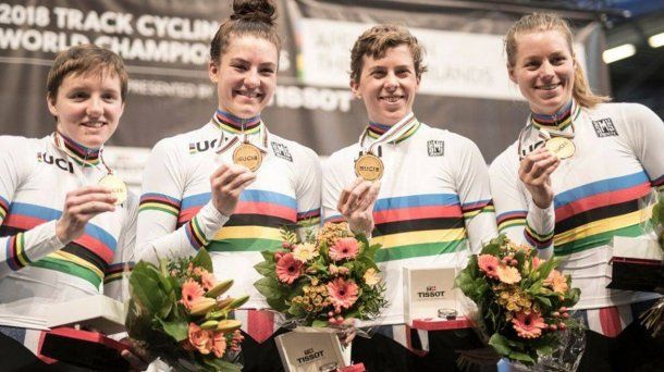 Kelly Catlin, primera desde la izquierda, era medallista olímpica en ciclismo para Estados Unidos