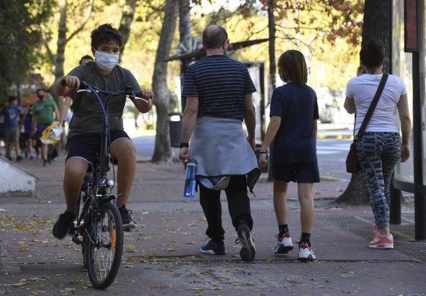 Los niños cuyos adultos acompañantes tengan DNI terminado en impar podrán dar un paseo de una hora en este domingo veraniego con una temperatura máxima de 27 grados, según el pronóstico del tiempo del Servicio Meteorológico Nacional 