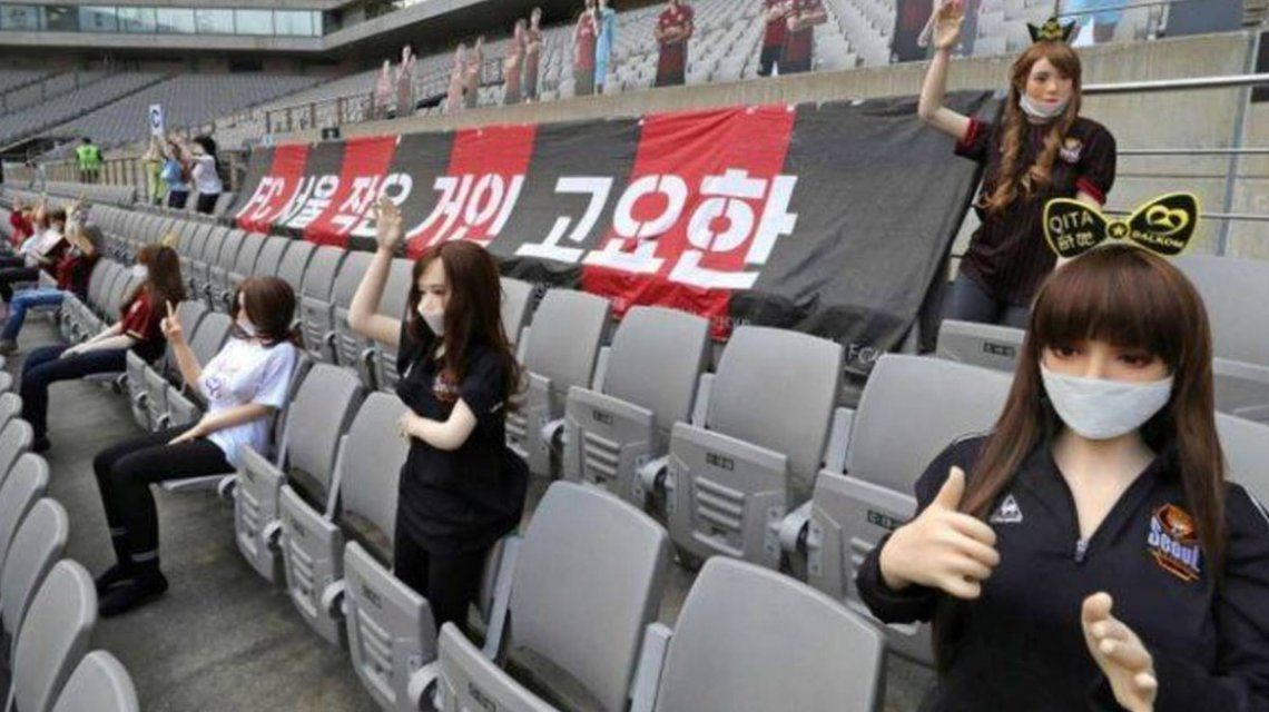 Un club de Corea del Sur se disculpó por ubicar muñecas sexuales en las tribunas de su estadio