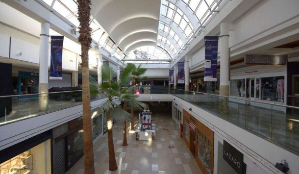 Un shopping vacío, postal de la pandemia: la baja del consumo golpeó a las pymes que debieron recurrir a préstamos para pagar sus salarios