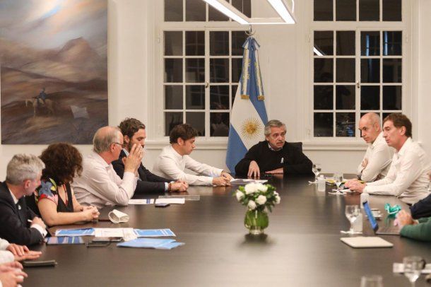 Axel Kicillof, Alberto Fernández y Horacio Rodríguez Larreta en la punta de la mesa de la sala de reuniones de la Quinta de Olivos