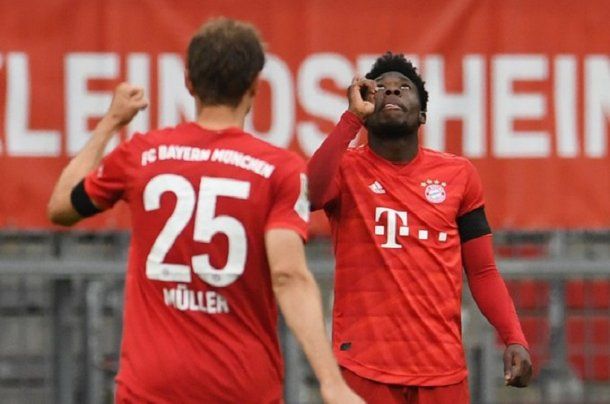 Thomas Müller y Alphonso Davies celebran el gol deel Bayern Munich manteniendo el distanciamiento social sugerido por la Bundesliga para evitar el avance del coronavirus