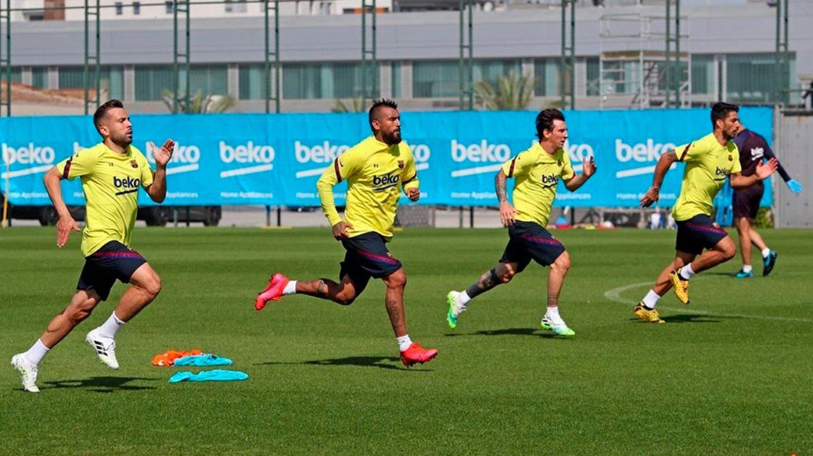 Junto con 13 compañeros, Messi volvió a entrenar en Barcelona y se prepara para el regreso