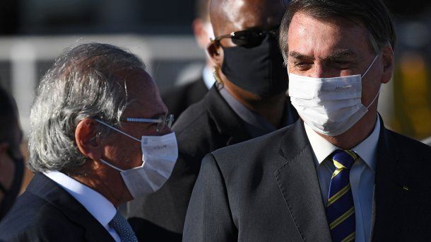 El presidente, Jair Bolsonado, y el ministro de Economía, Paulo Guedes con tapabocas: el coronavirus en Brasil avanza y es el segundo país con más contagios 