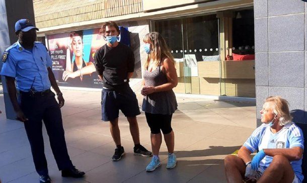 Argentinos varados en Sudáfrica: tras 60 horas la policía los desalojó