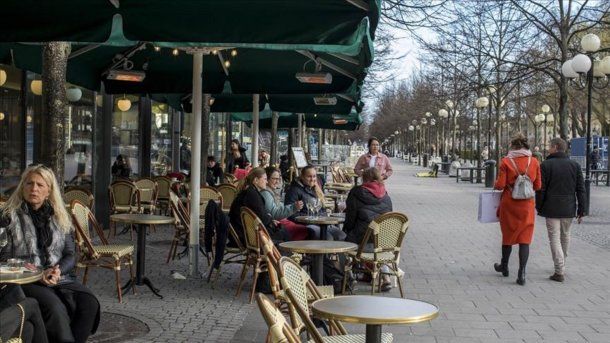 Suecia ha mantenido abiertas escuelas y negocios, incluidos bares, restaurantes y centros comerciales