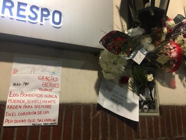 Homenaje a los bomberos de Villa Crespo muerto en el incendio - Crédito: Luciana Carossia