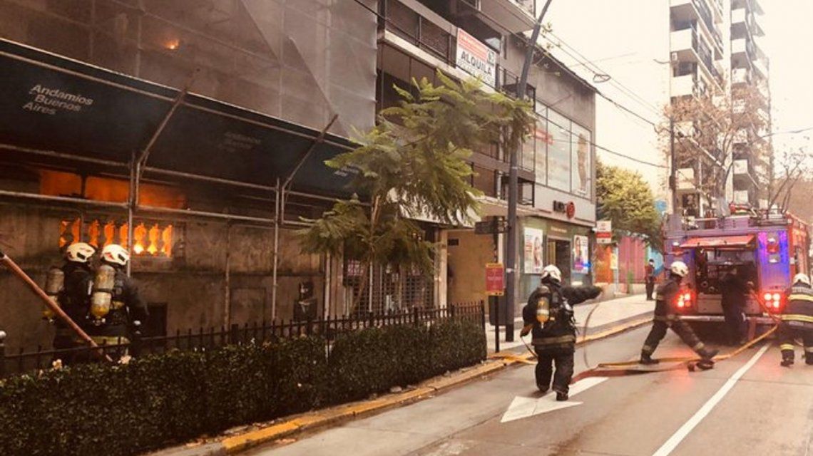 El fuego se desarrolló sobre la fachada del edificio. Foto: @EmergenciasBA