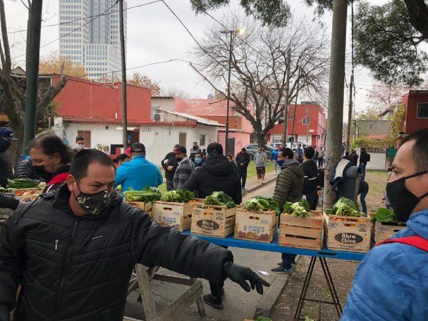 La verdulería Lea donó 365 cajones con mercadería en Barrio Mitre