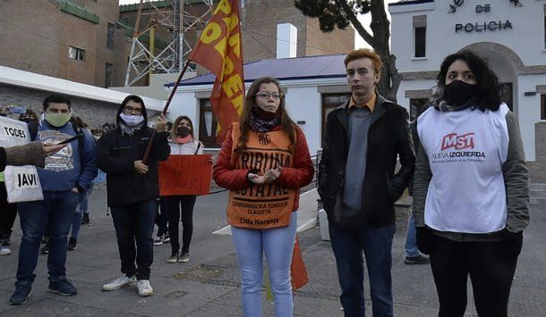 Santa Cruz: denuncian a efectivos policiales por brutalidad en una detención arbitraria