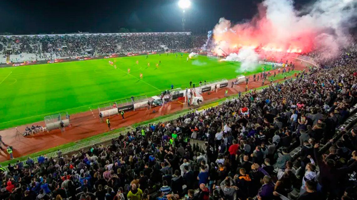 Fútbol con público en plena pandemia: así fue el clásico de Serbia