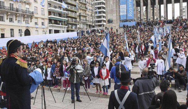 Las provincias ya preparan ceremonias virtuales para que los chicos prometan la bandera