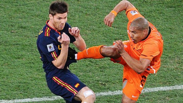 Xabi Alonso recibe un patadón de parte de Nigel de Jong 