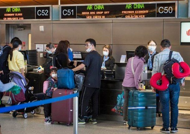 Beijing canceló más de 1.200 vuelos tras el aumento de casos de coronavirus