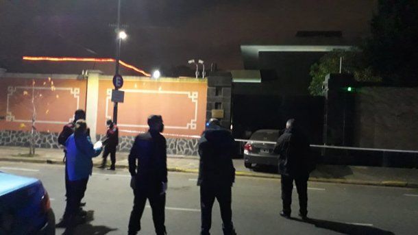 Autoridades policiales detuvieron al joven que se estrelló contra el portón de la Embajada de China