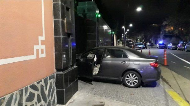 Autoridades policiales detuvieron al joven que impactó contra el portón de la Embajada de China en Buenos Aires